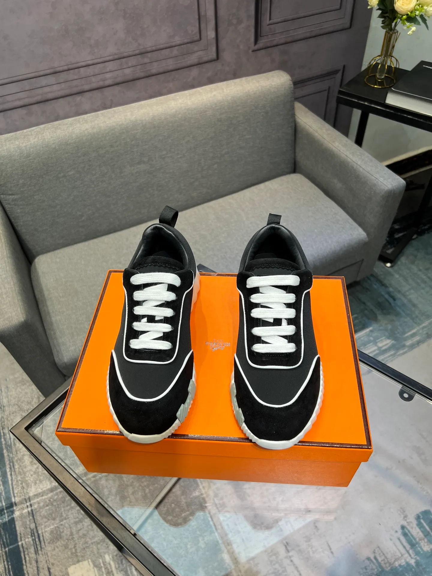 Men's shoes 💰660 Exclusive real shot (top version) Hermes new autumn and winter sports shoes. One of the most comfortable shoes from Hermes. Very light on the feet and good-looking. You will not be tired even if you go shopping. The overall suede feels very good. It is very beautiful and versatile. Very light and comfortable. Fabric: Imported high mercerized sheep/original single rain velvet. Lining: Imported silk sheepskin for the lining insole. Outsole: Seamless combination of IP+TPU (multi-color letters) German technology irradiation machine Size: Male 39-46 (Male 38 45 46 customized) Top quality, simultaneous full set of packaging